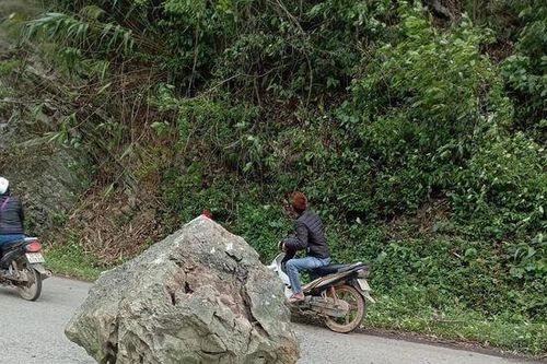 Đá lở rơi xuống đường, hai người thoát chết trong gang tấc