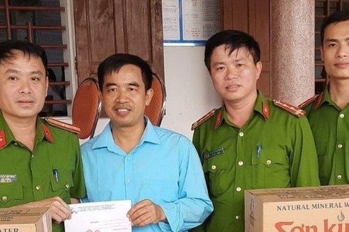 Người dân đem sữa đến động viên cán bộ công an xuyên đêm làm căn cước công dân