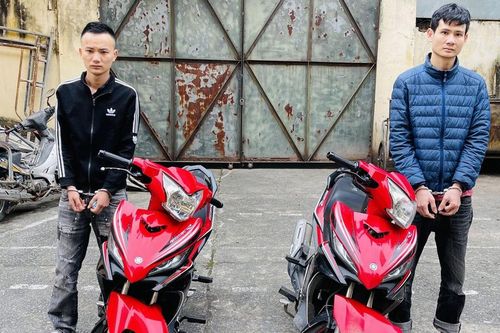 Bắt nhóm đối tượng đi xe máy che biển số, 'nã' súng vào nhà dân
