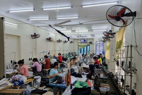 QLTT Hưng Yên: Phát hiện thêm 1 cơ sở sản xuất quần áo giả mạo nhiều nhãn hiệu