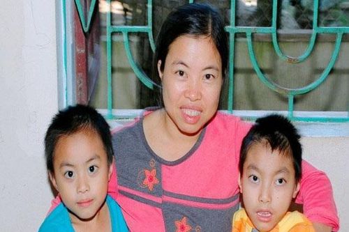 Mẹ của đứa trẻ không biết cười
