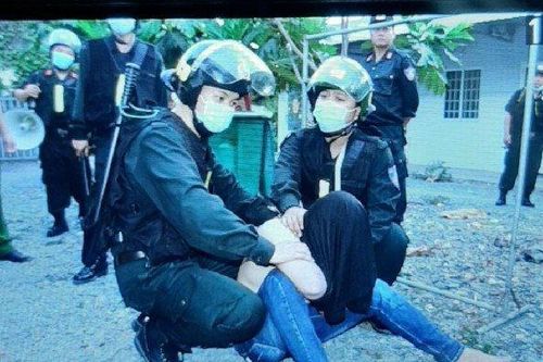 Gần 100 Công an vây ráp 'sào huyệt', bắt vợ chồng 'trùm giang hồ'
