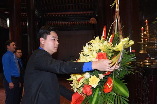 Thường trực Tỉnh đoàn Nghệ An dâng hoa, dâng hương tại Khu Di tích Kim Liên