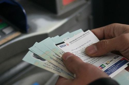 Bóc phí rút tiền của các ngân hàng