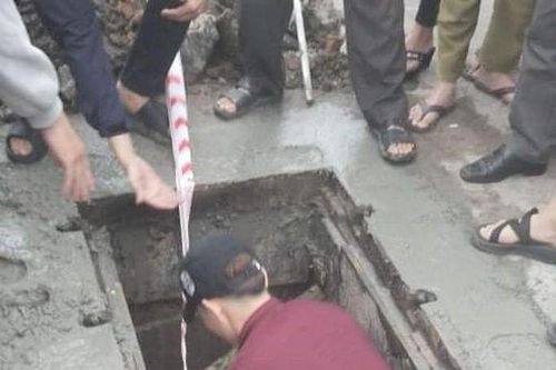 Đi xe máy trên đường bất ngờ rơi xuống hố ga đang thi công