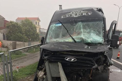Xe Limousine tự tông vào dải phân cách, hai người thoát chết trên cao tốc