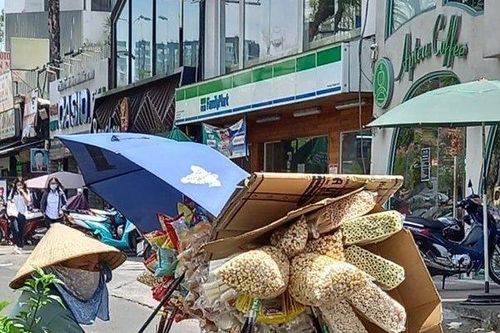 TP.HCM: Nắng nóng cao điểm, người lao động vất vả mưu sinh