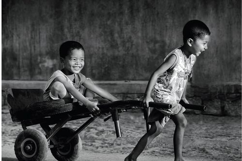 Nụ cười trên những nẻo đường quê hương