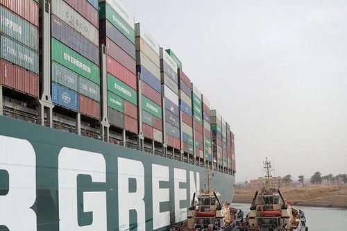 Dỡ hàng nghìn container từ tàu kẹt ở Suez - 'điệp vụ bất khả thi'?