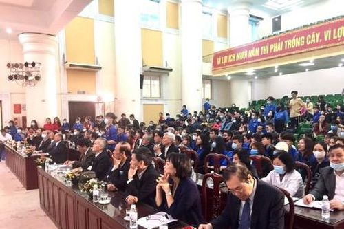 Tuyên dương, khen thưởng sinh viên đạt thành tích tại các cuộc thi quốc gia và khu vực năm học 2019 – 2020
