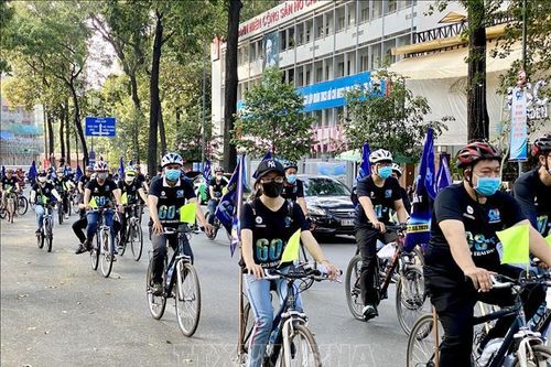 Thành phố Hồ Chí Minh: Hàng trăm người đạp xe hưởng ứng Giờ Trái đất