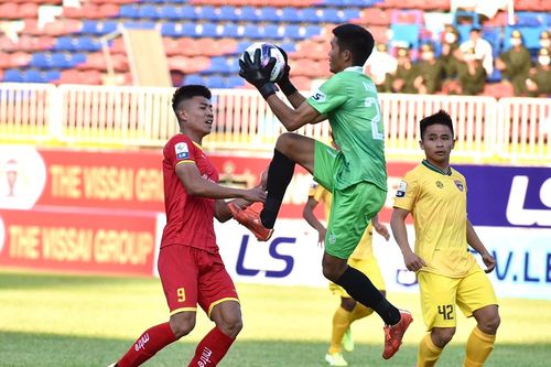 Minh Bình lập siêu phẩm, Công an nhân dân giành 1 điểm trước Đak Lak