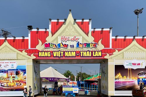 Gia Lai: Khai mạc Hội chợ mua sắm và ẩm thực hàng Việt Nam-Thái Lan