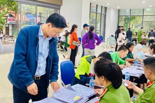 Hà Nội: 2.500 cư dân chung cư 90 Nguyễn Tuân được cấp căn cước công dân gắn chíp