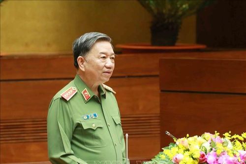 Đặt nhân tố con người, an ninh con người làm trung tâm của mọi hoạt động