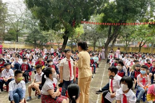 Hà Nội: Tuyên truyền luật an toàn giao thông cho 800 học sinh Trường Tiểu học Thái Thịnh