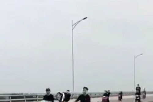 Nhóm 'quái xế' bốc đầu, phóng nhanh trên cầu Cửa Hội