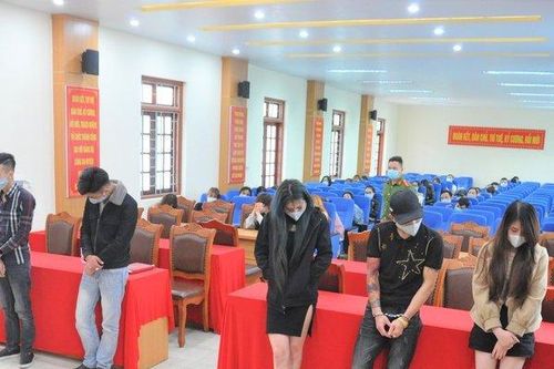 20 cô gái cùng hàng chục nam giới thác loạn với ma túy ở quán karaoke