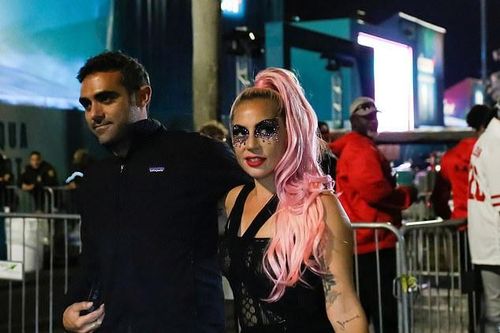 Lady Gaga bất ngờ nhận quà sinh nhật từ người yêu phương xa