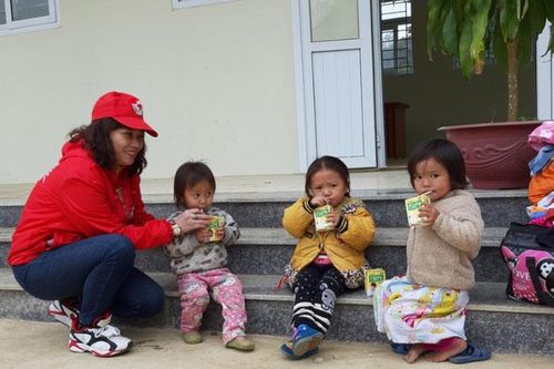 Cô giáo đam mê làm từ thiện