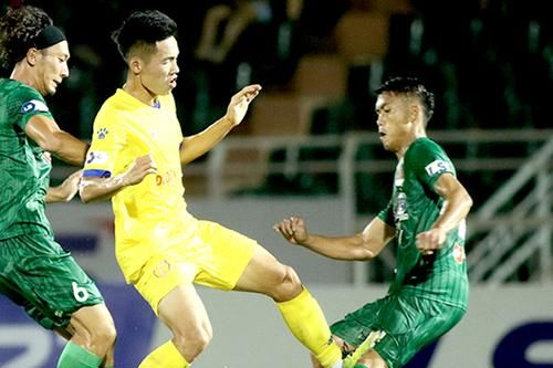 Đá xấu, thêm 2 cầu thủ lãnh án phạt nguội