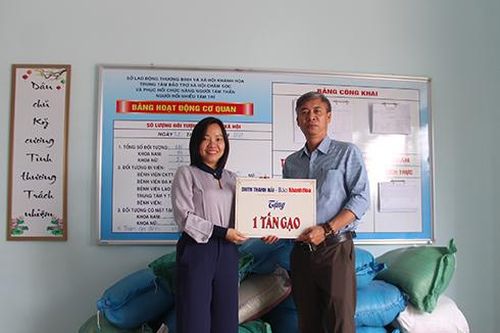 Trao 1 tấn gạo hỗ trợ cho Trung tâm Bảo trợ xã hội Chăm sóc và Phục hồi chức năng người tâm thần, người rối nhiễu tâm trí tỉnh Khánh Hòa