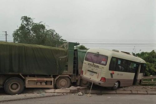 Thanh Hóa: Xe tải va chạm với xe khách trên QL.1, 7 người bị thương