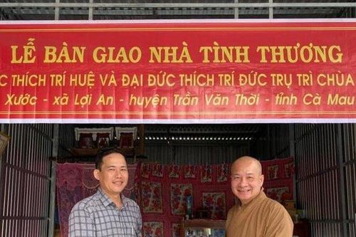 Thầy Thích Trí Huệ trao gần 1000 ngôi nhà cho bà con nghèo