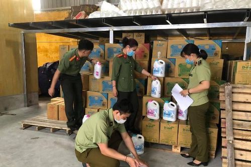 Hà Nội: Phát hiện cơ sở sản xuất nước giặt giả nhãn hiệu Dnee