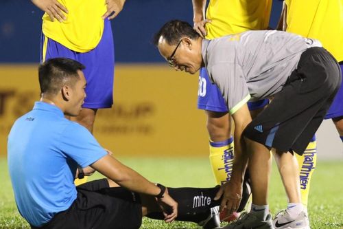 Trọng tài bị chuột rút ở giải U19 Quốc gia