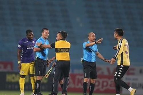 Trọng tài ở đâu?
