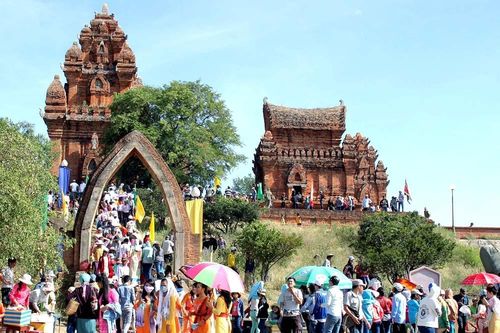 Dành nhiều quan tâm hơn để đồng bào sống 'Tốt đời, đẹp đạo'
