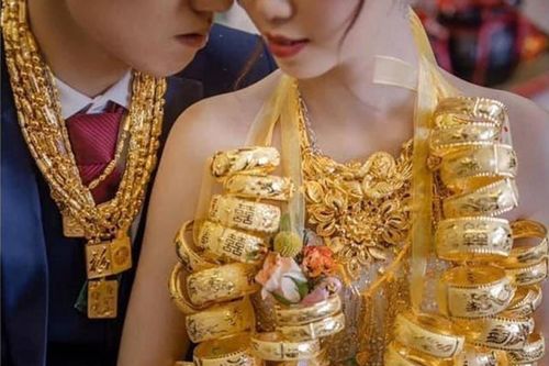 Cô dâu đeo vàng trĩu cổ, mẹ tặng thêm quà 'siêu to', dân mạng choáng váng