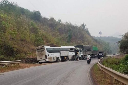 Sơn La: Xe khách va chạm với xe tải trên QL.6, 5 người bị thương