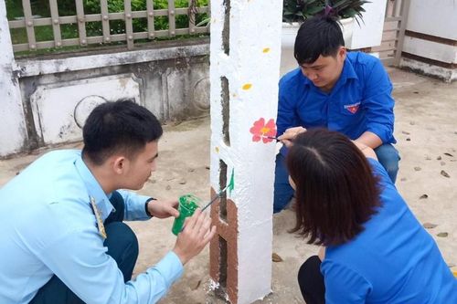Giữ mạch nguồn trên những con đường bích họa
