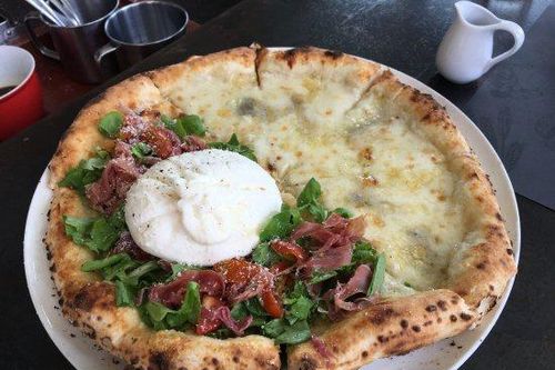 Ăn pizza nào với giá 400.000 đồng ở TP.HCM