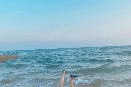 Duy Khánh ngã chổng vó trên bãi biển, mặt mũi thê thảm
