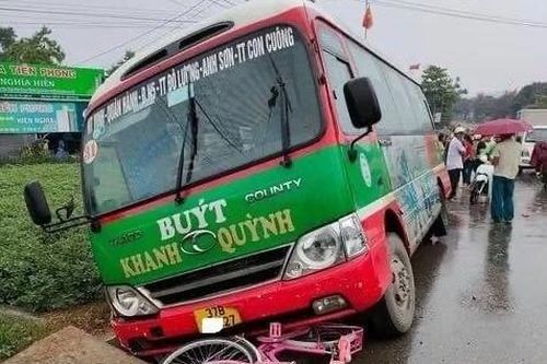 Nghệ An: Xe khách tông liên hoàn, bé gái lớp 5 tử vong