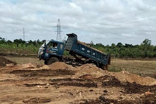 Vô tư san lấp đất lúa ngay giữa lòng thành phố nhưng chính quyền 'vẫn cần thời gian xác minh'