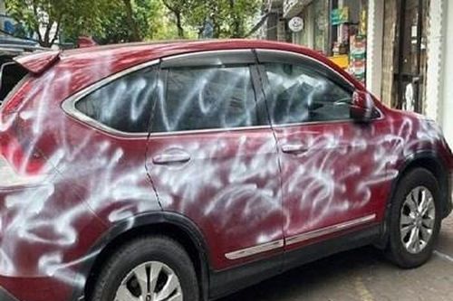 Công an xác minh vụ xế hộp đỗ trên vỉa hè bị xịt sơn