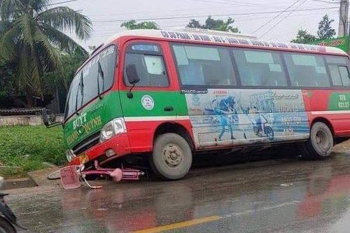 Va chạm xe máy, xe buýt lao vào bé gái lớp 4 bên đường