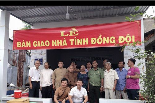 Bàn giao nhà 'Nhân ái' đến hộ nghèo