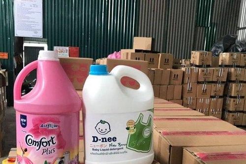 Bắt quả tang cơ sở sản xuất nước giặt giả mạo nhãn hiệu D-nee, Comfort