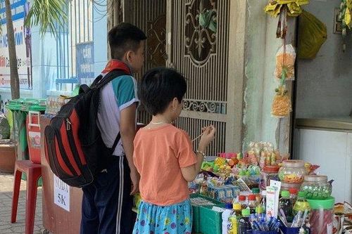 Hiểm họa từ những lọ phẩm màu không rõ nguồn gốc bày bán tràn lan