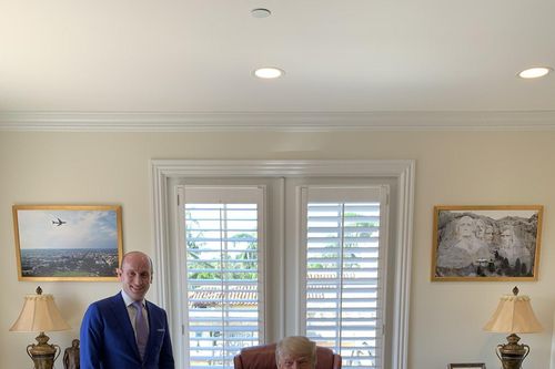 Điểm khác thường trên bàn làm việc mới của cựu Tổng thống Trump