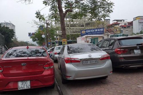 Xe ô tô đỗ tràn lan trước cổng Bệnh viện Tim Hà Nội (Cơ sở 2)
