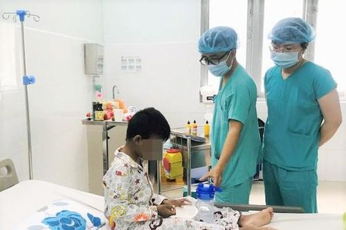 Người cha hiến thận cứu con trai 9 tuổi