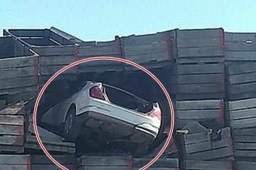 Chạy trốn cảnh sát, ô tô 'cắm đầu' vào bức tường gỗ cao 10 mét