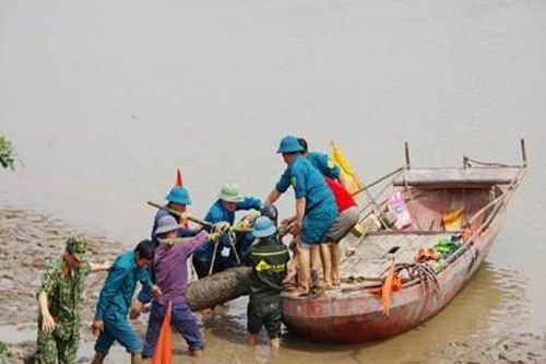 Một phụ nữ đi bắt hến, mò trúng 'Thần Chết' nặng 200kg