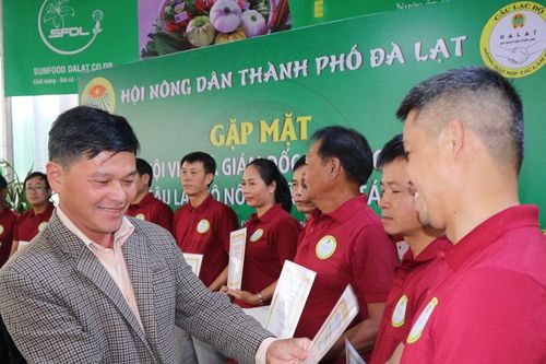 Ra mắt Câu lạc bộ Nông dân hợp tác làm giàu